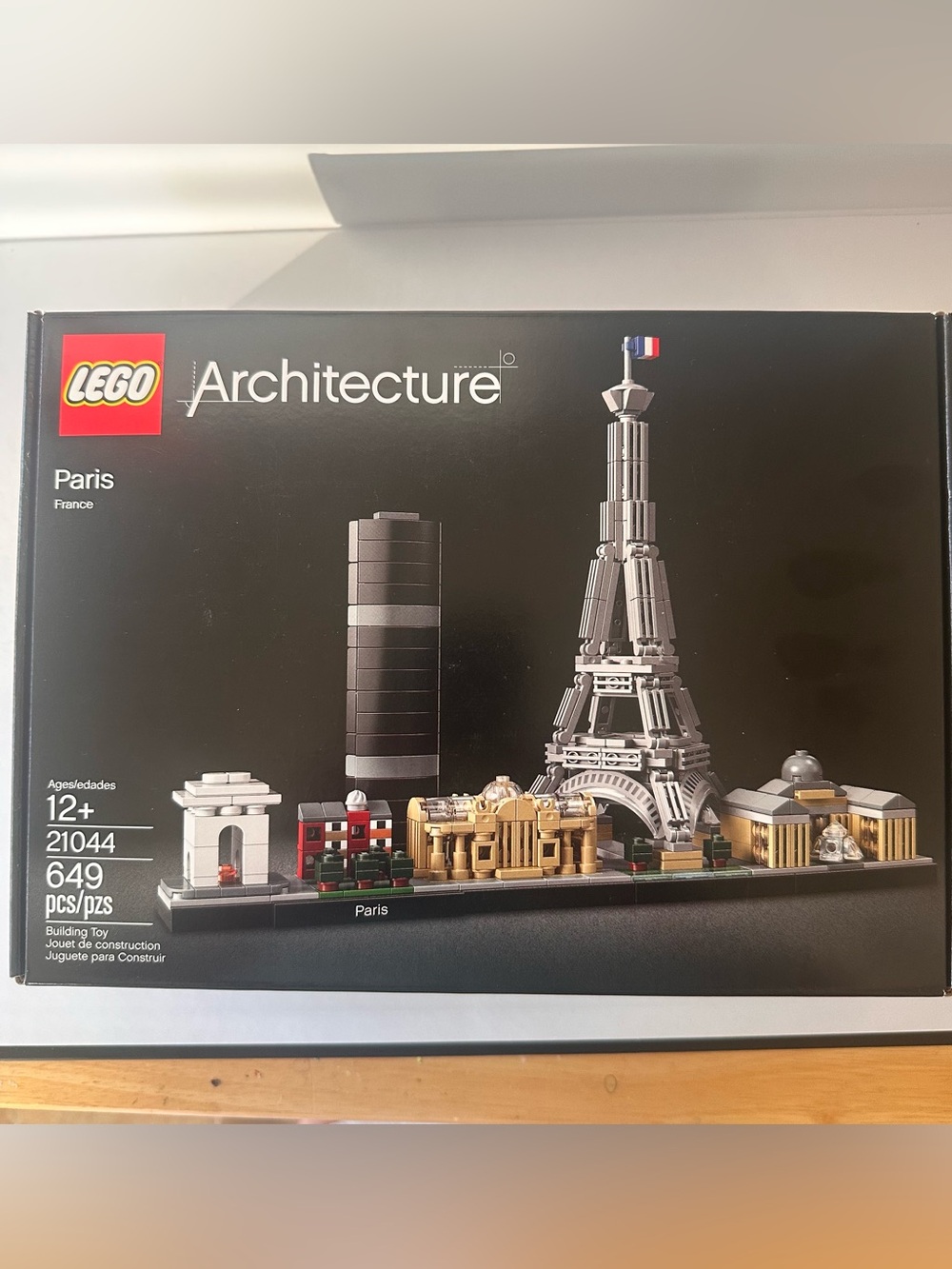 LEGO Architecture Paris Skyline 21044 649 Pieces New in Box NIB